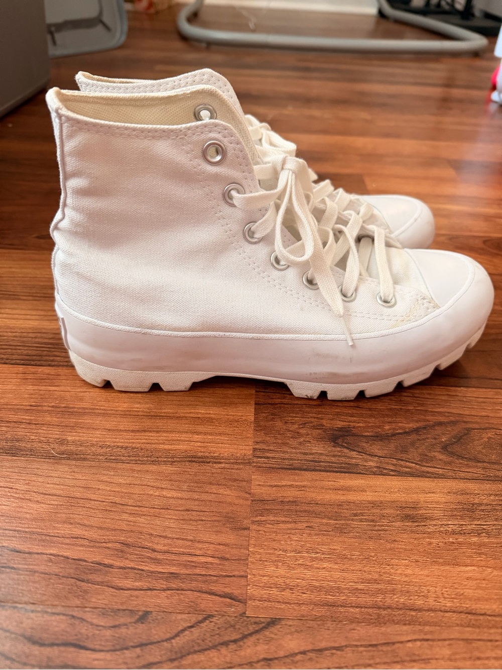 White Converse Chuck Taylor All Star Lugged high-top sneakers Size 7